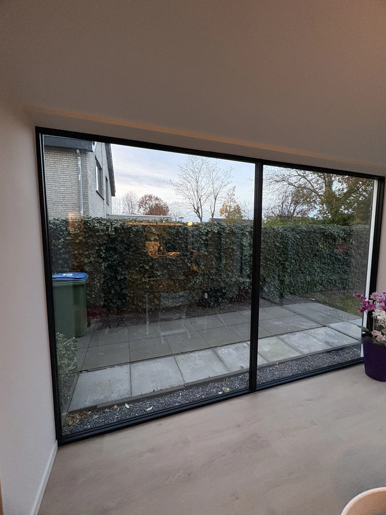 Uitzicht vanuit de uitbouw in Bavel op de tuin