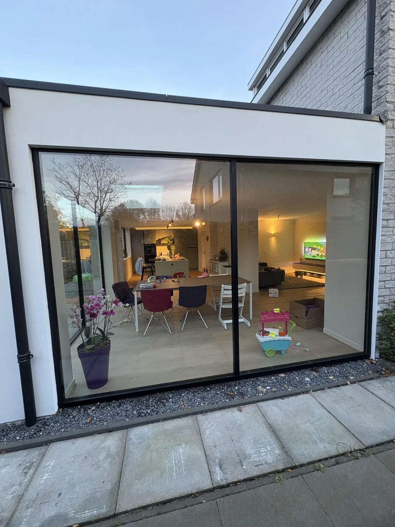 Grote schuifpui van de uitbouw in Bavel, gezien vanuit de tuin