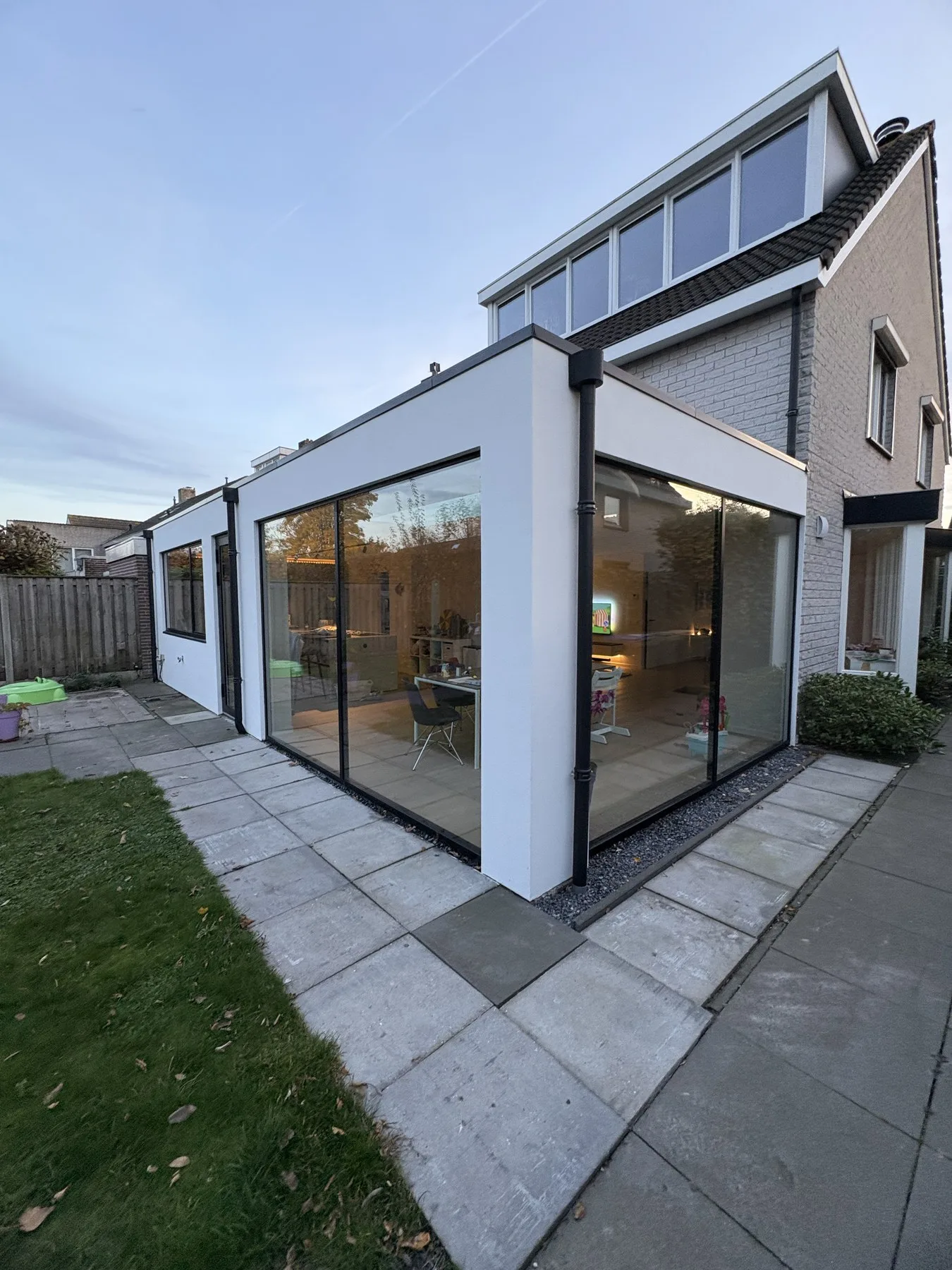 Glazen hoek in Bavel met een glazen hoek zonder stijl en zwarte schuifelementen