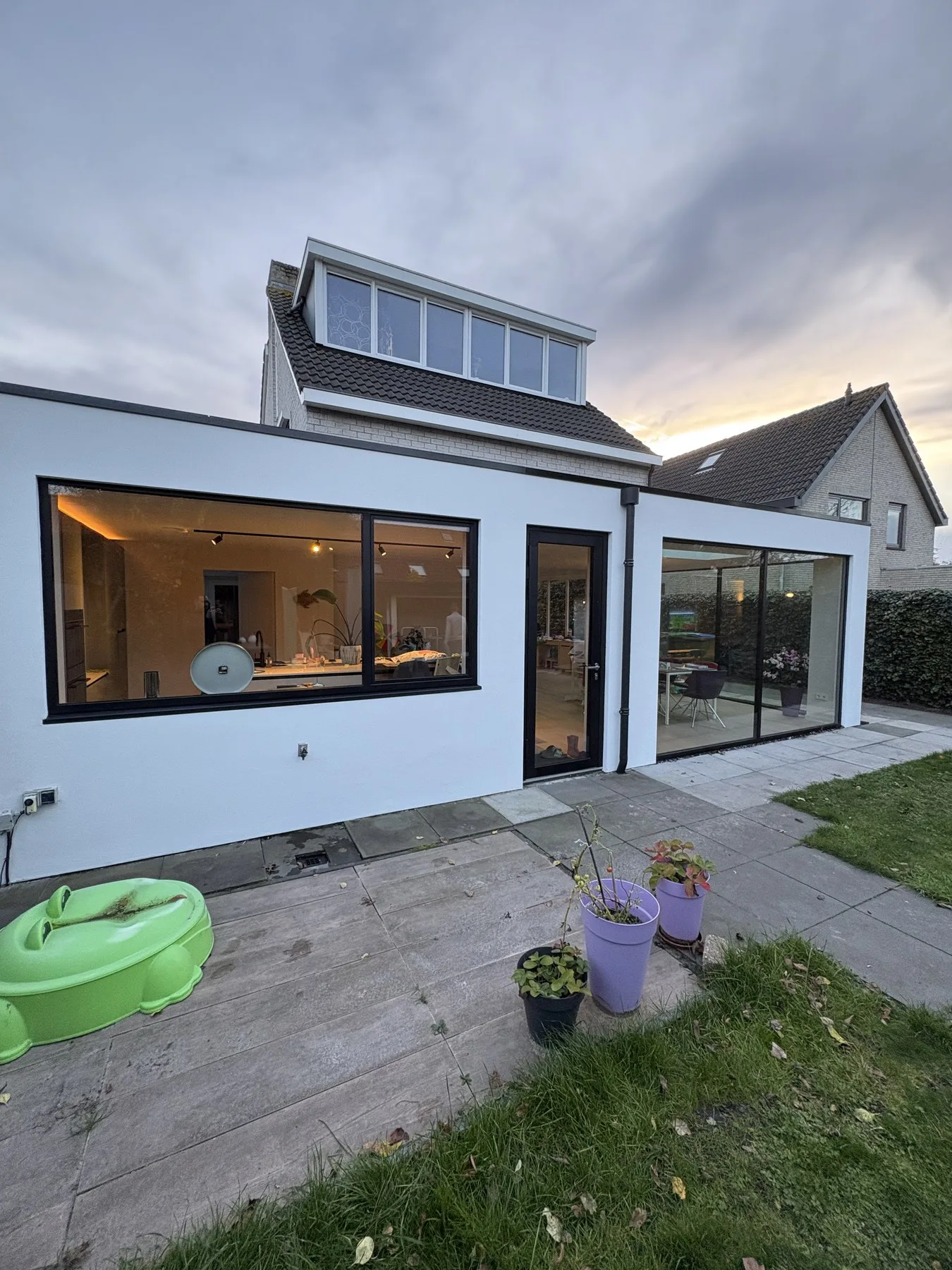 Tuinzijde van de uitbouw in Bavel met grote raampartijen