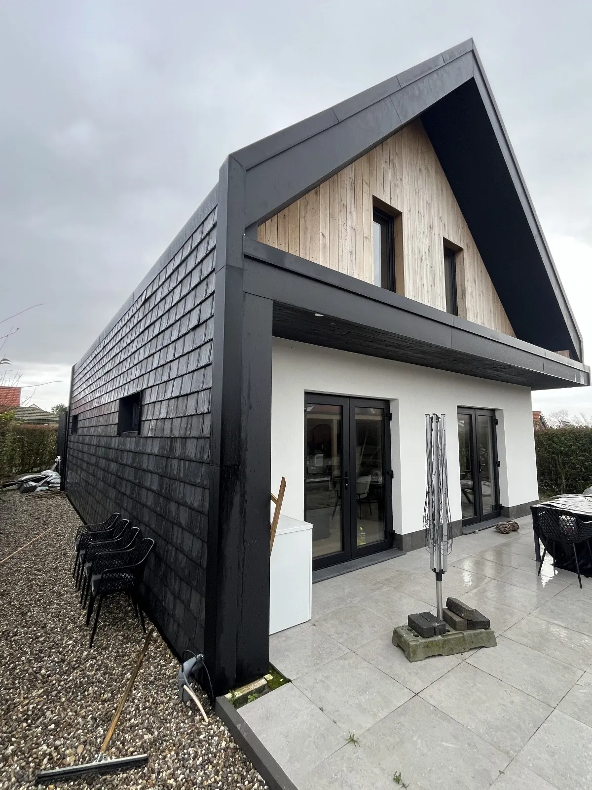 Nieuwbouwwoning in Burgh-Haamstede met zwarte kunststof kozijnen, gezien van opzij