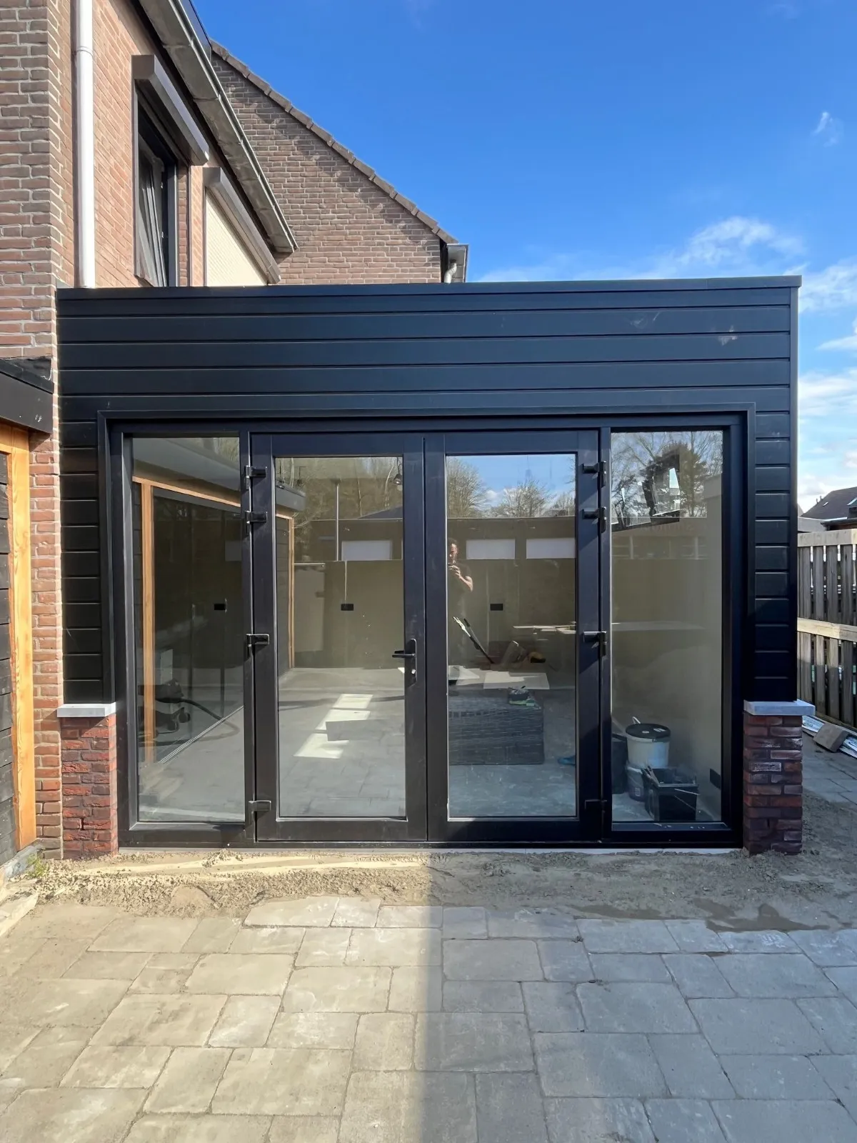 Project in Fijnaart: hoekwoning met zwarte kunststof kozijnen