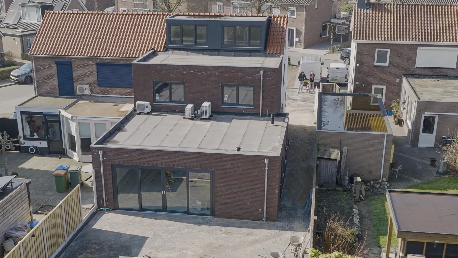 Moderne woning met een antracietkleurige aluminium schuifpui