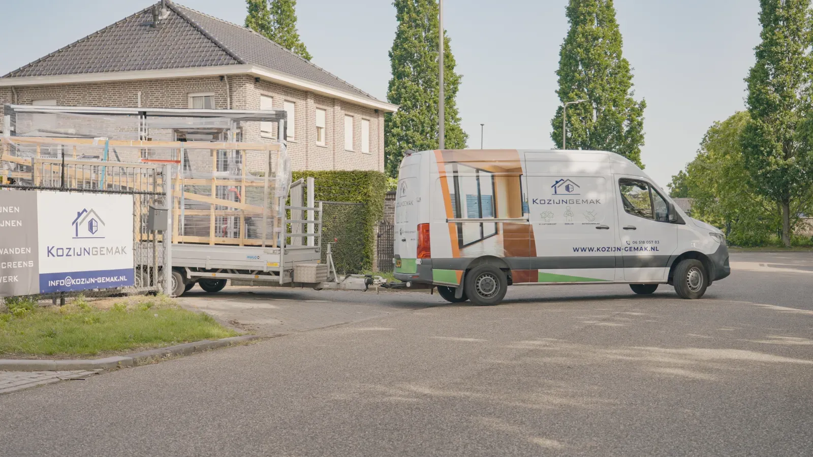 Bedrijfsbus van Kozijn Gemak met nieuwe kozijnen klaar voor montage