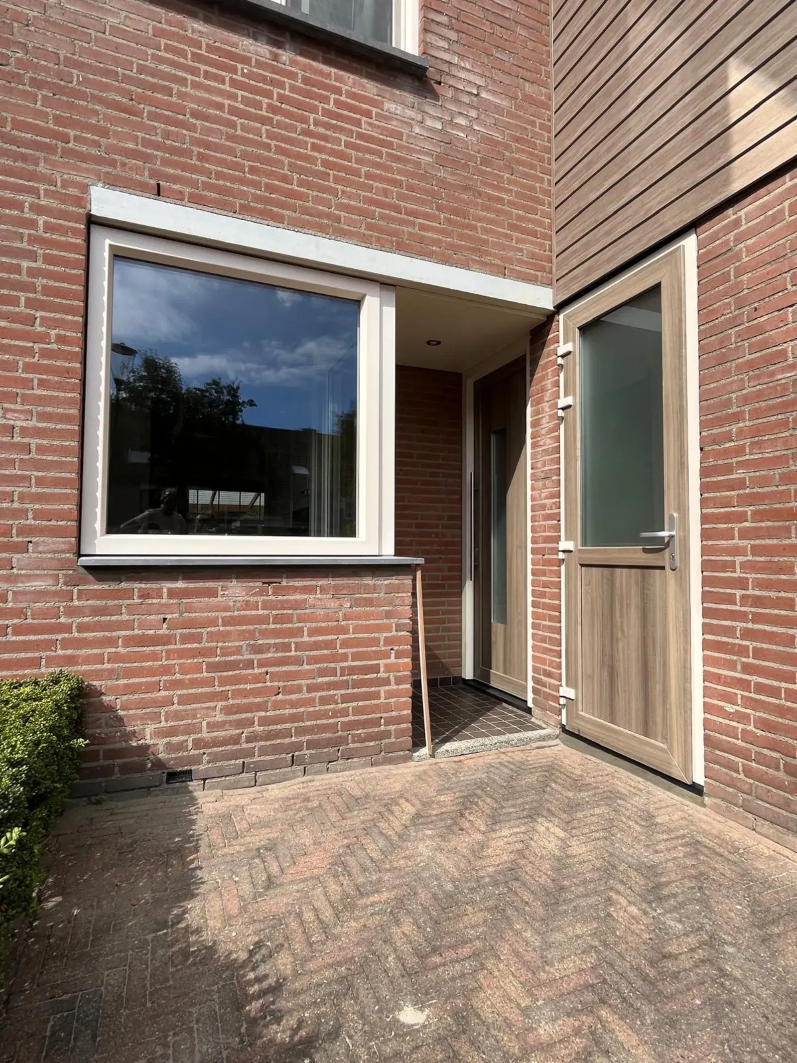 Wit kunststof raam met een houtnerf kunststof achterdeur