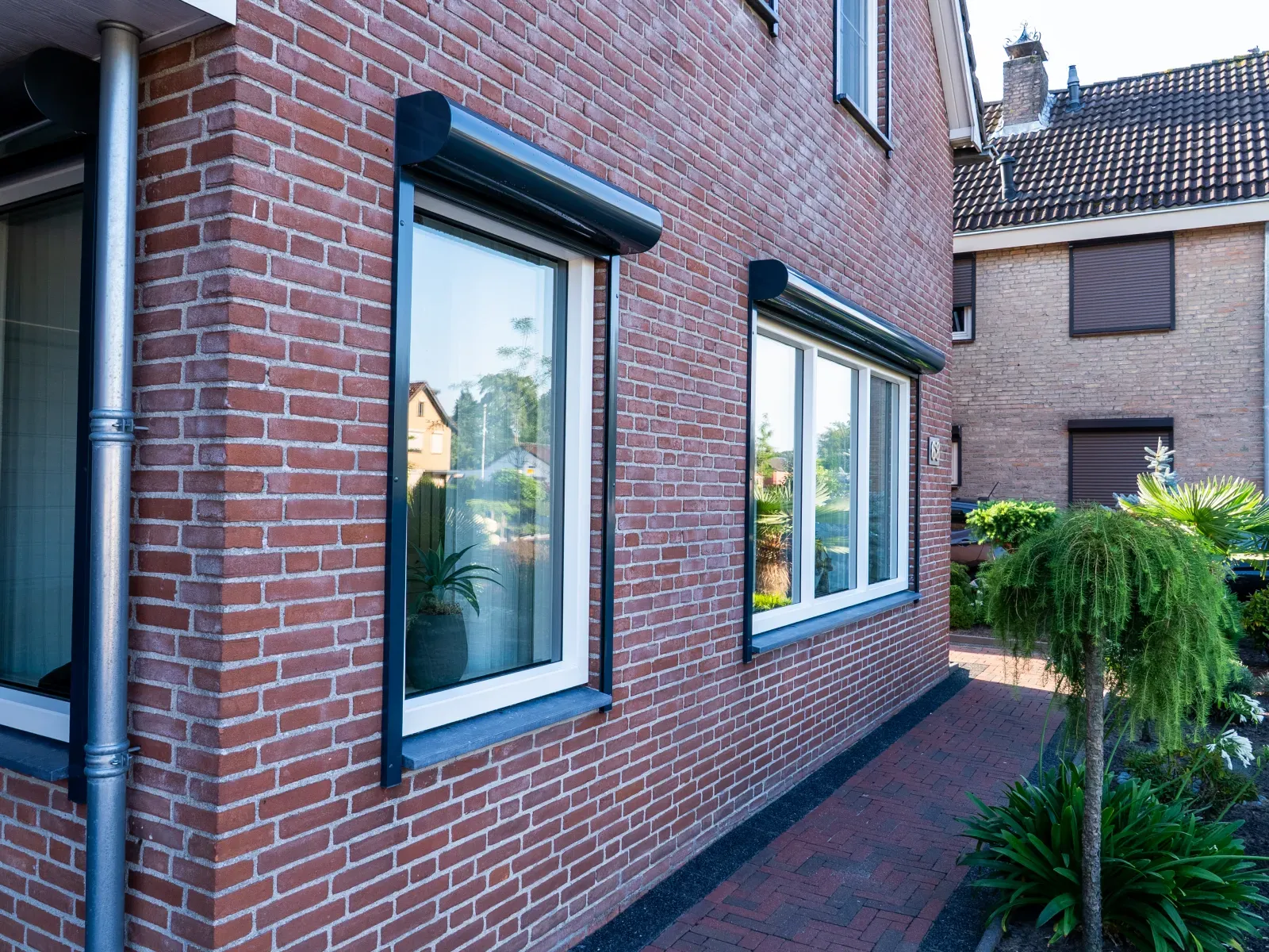 Witte kunststof voordeur met zijlicht, project van Kozijn Gemak