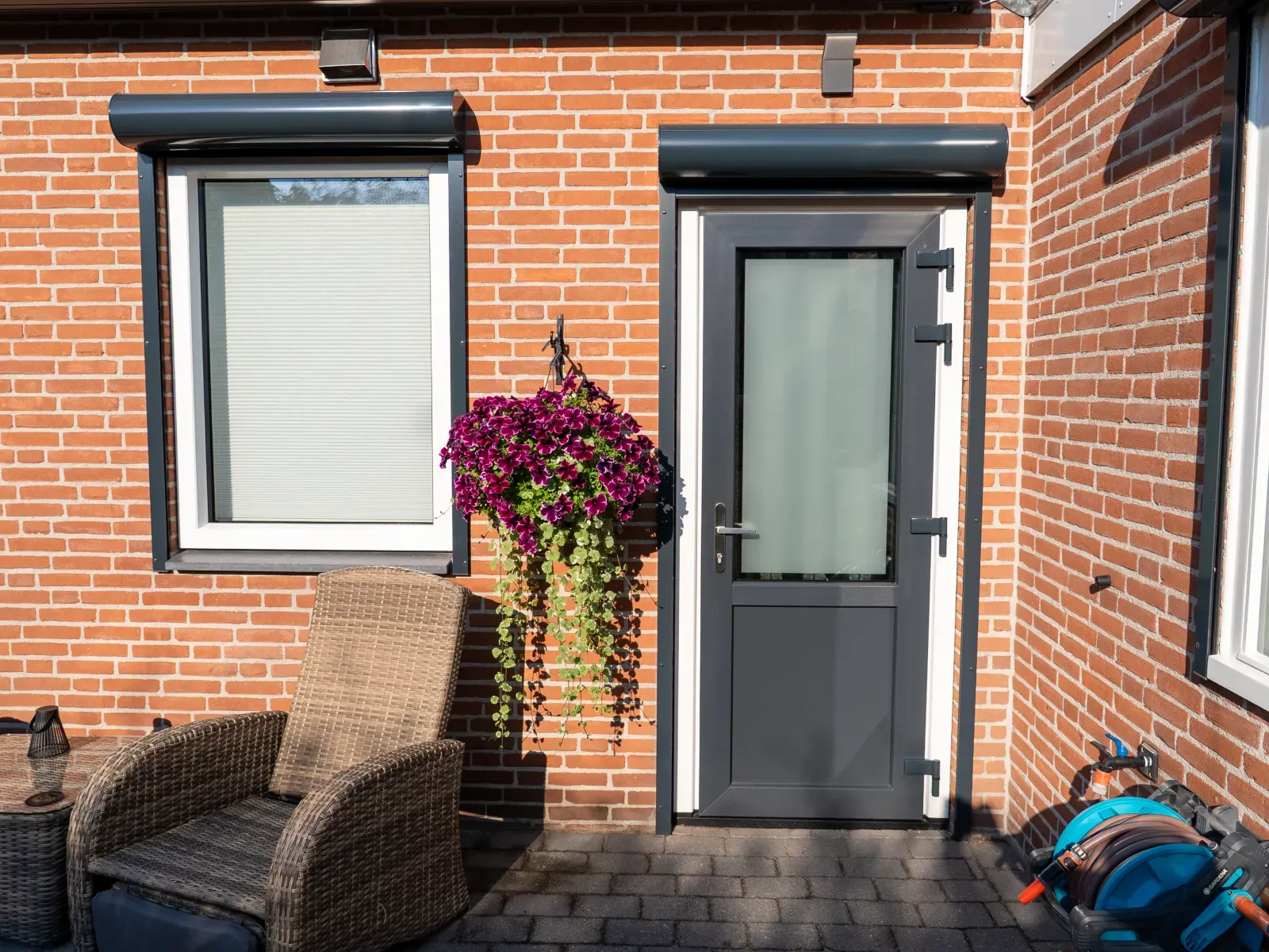 Woning met witte kozijnen en voordeur, project van Kozijn Gemak