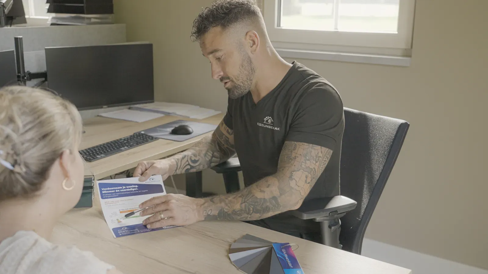 Adviesgesprek bij Kozijn Gemak: kleuren en profielen doornemen aan tafel