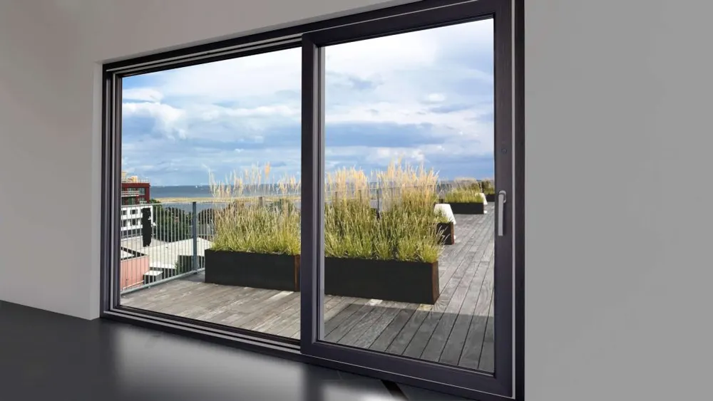 Schuifpui met slanke profielen en grote glasvlakken, open naar de tuin