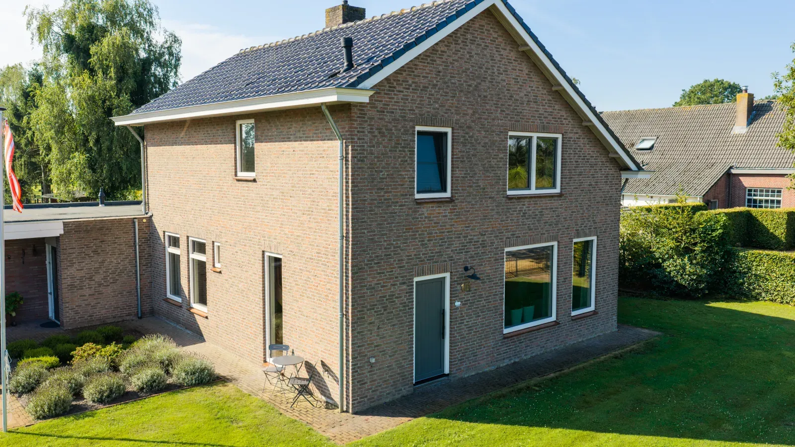 Woning met witte kozijnen en een antracietkleurige voordeur