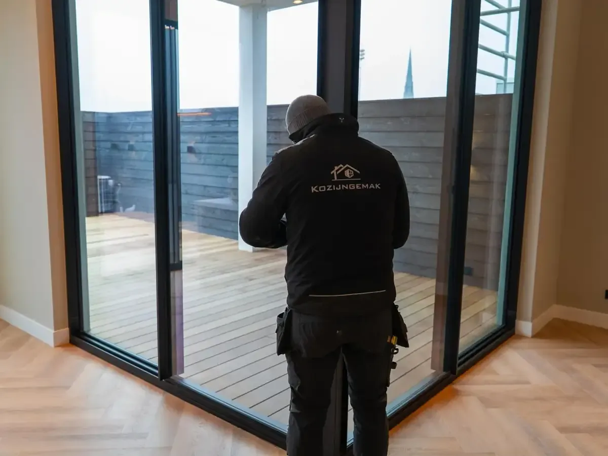 Kozijn Gemak-monteur bij een grote aluminium pui met glas
