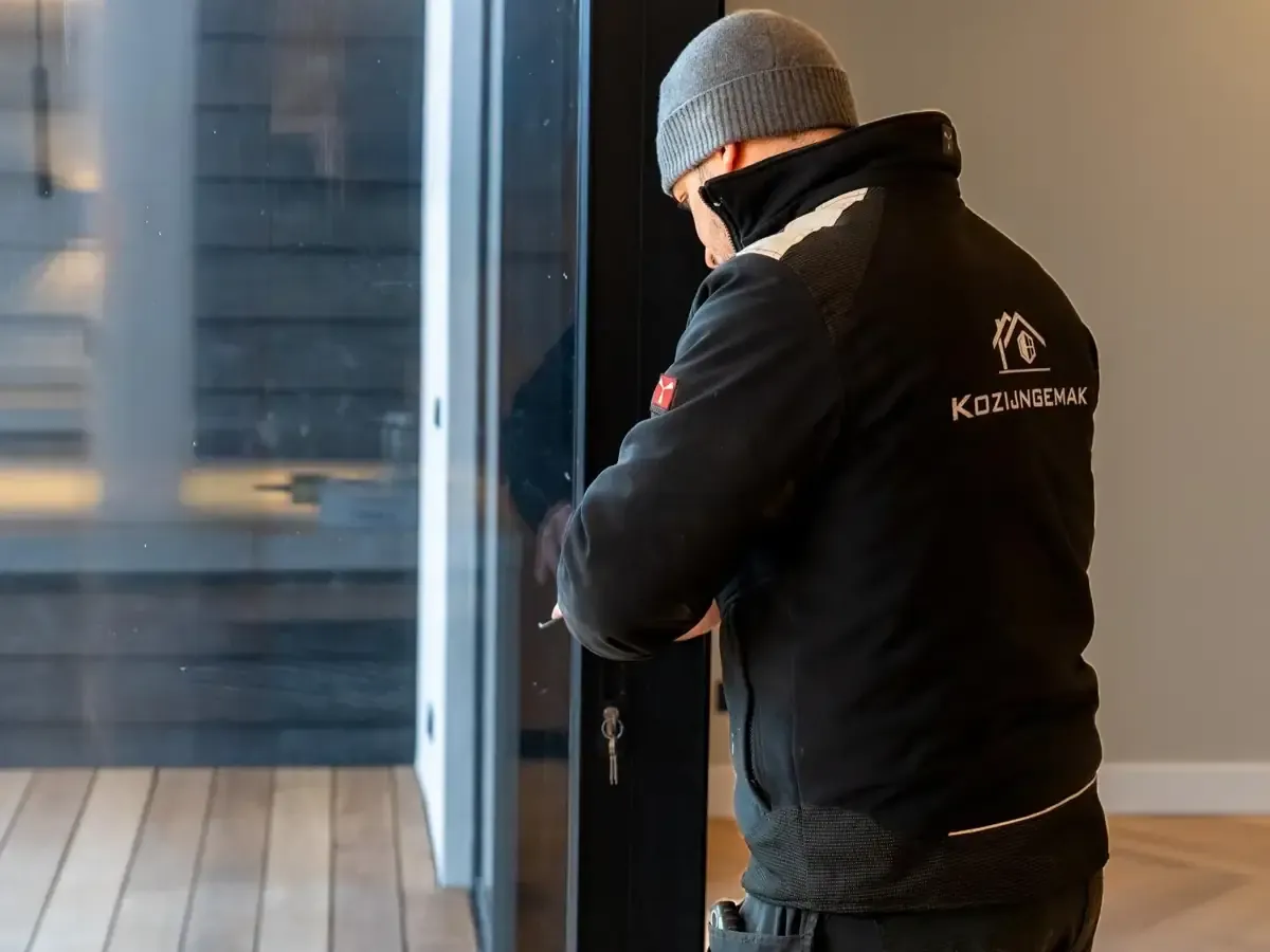 Monteur van Kozijn Gemak stelt een aluminium schuifpui af