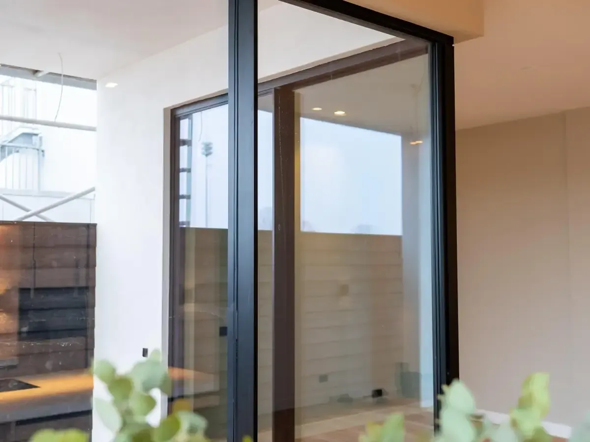 Zwart aluminium hoekkozijn met groot glasvlak, project van Kozijn Gemak