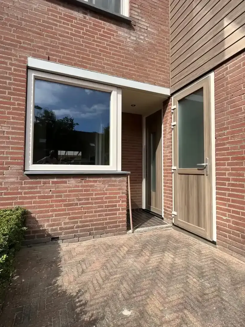 Nieuw geplaatst kunststof kozijn en houtnerf achterdeur, project van Kozijn Gemak