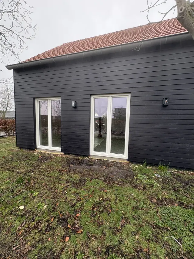 Schuur met nieuwe kozijnen in Rijsbergen, uitgevoerd door Kozijn Gemak