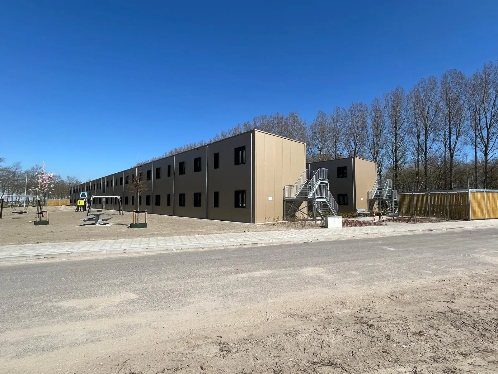 Kopgevel met trap van het woningcomplex in Middenmeer