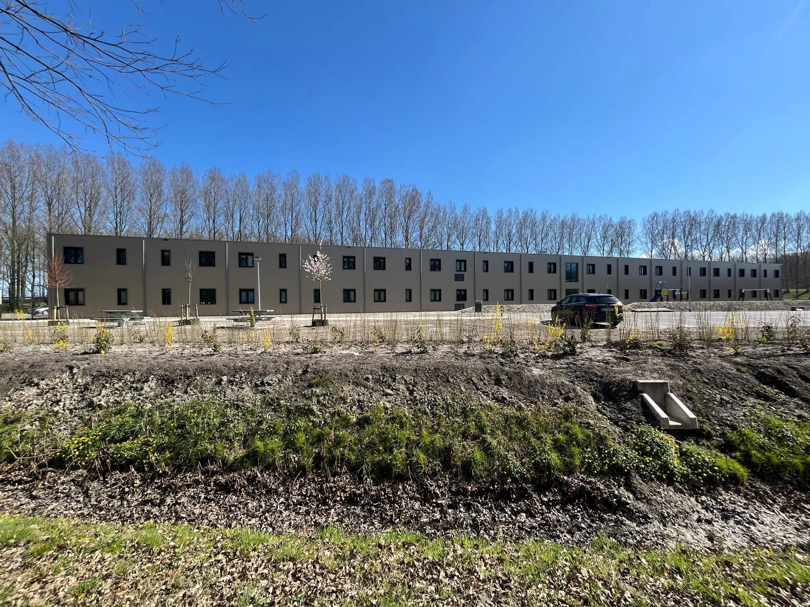 Lange gevel van het woningcomplex in Middenmeer met aluminium kozijnen