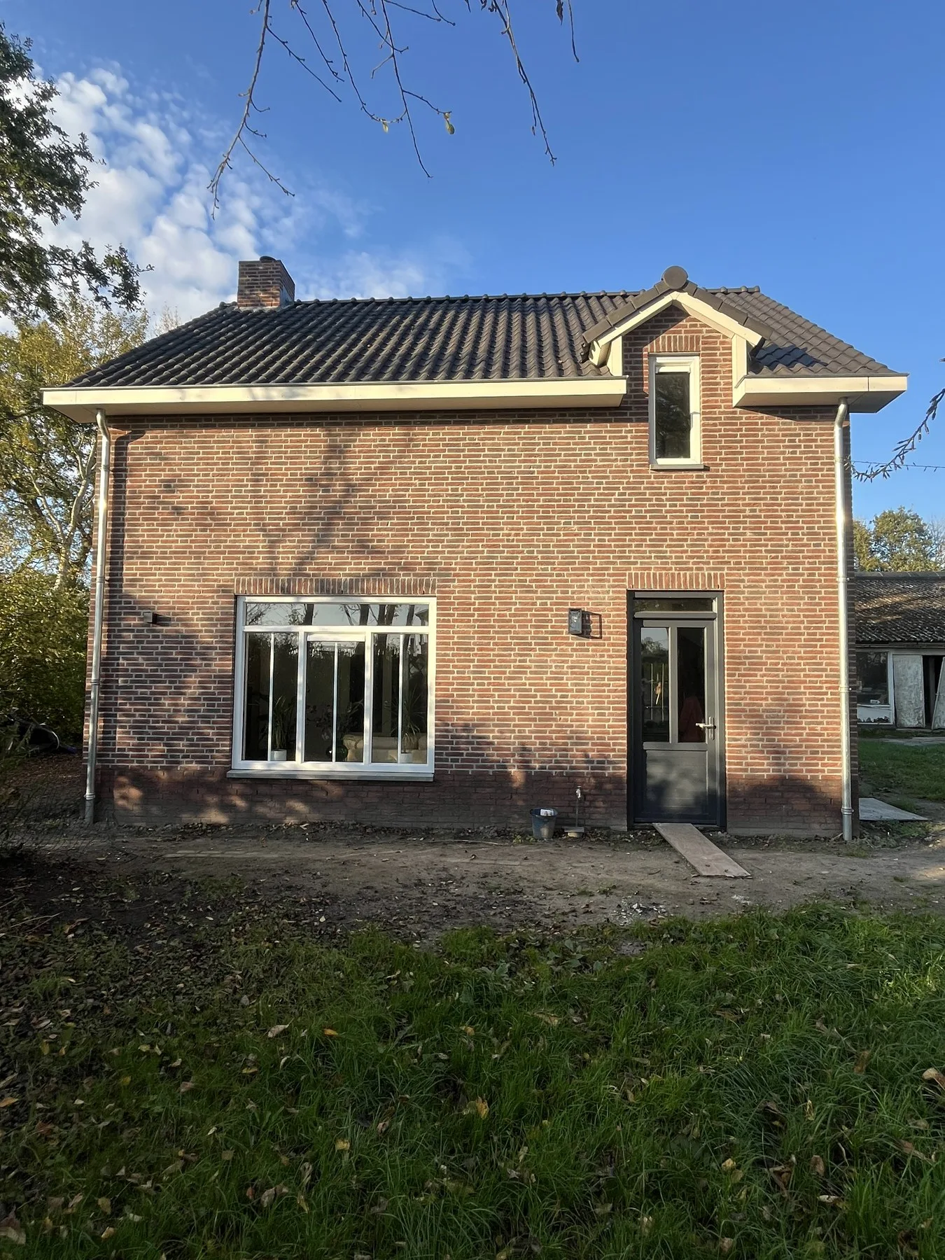 Project in Moerstraten: vrijstaande woning met nieuwe witte kunststof kozijnen