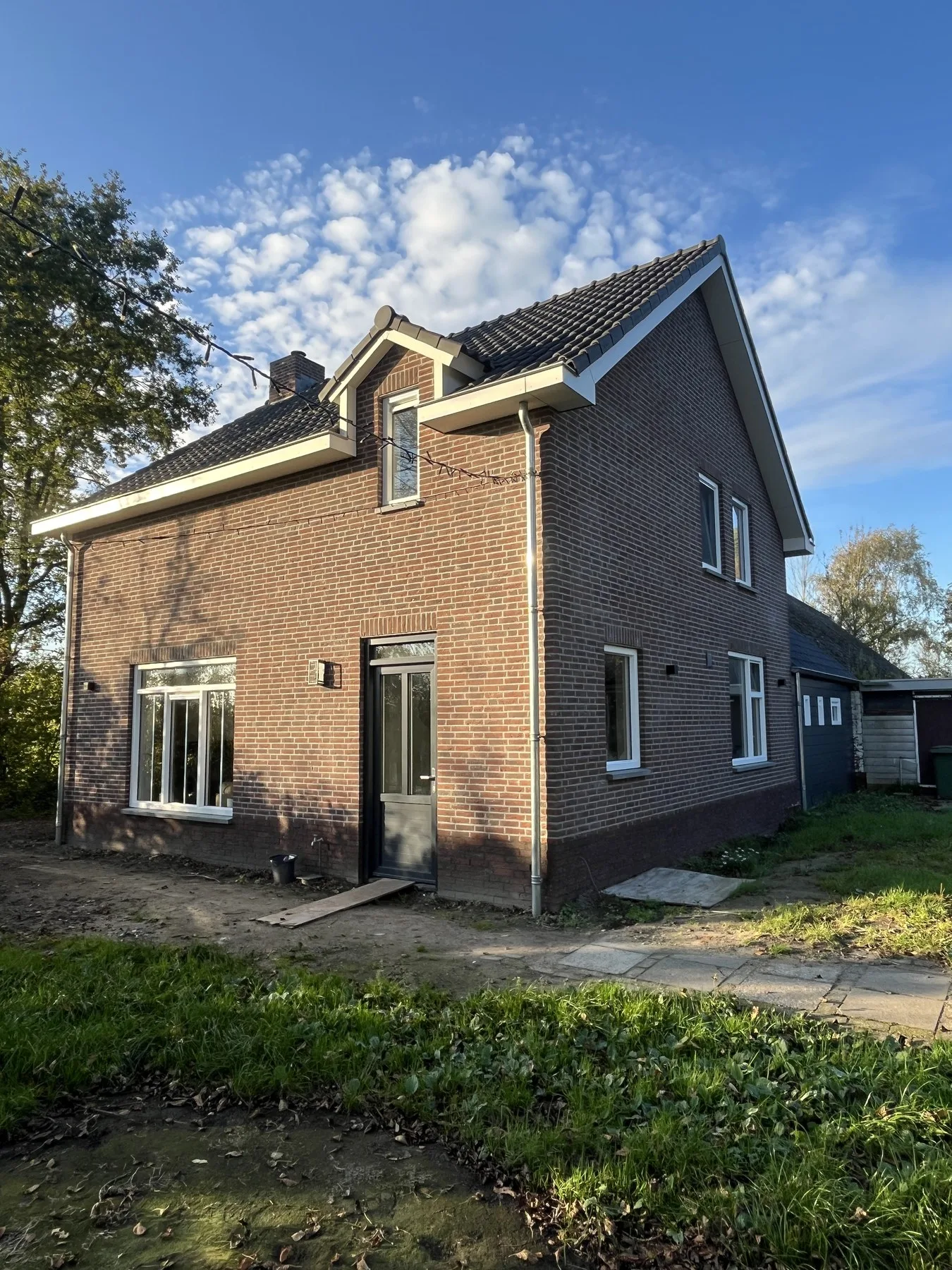 Zijgevel van de woning in Moerstraten met nieuwe kunststof kozijnen