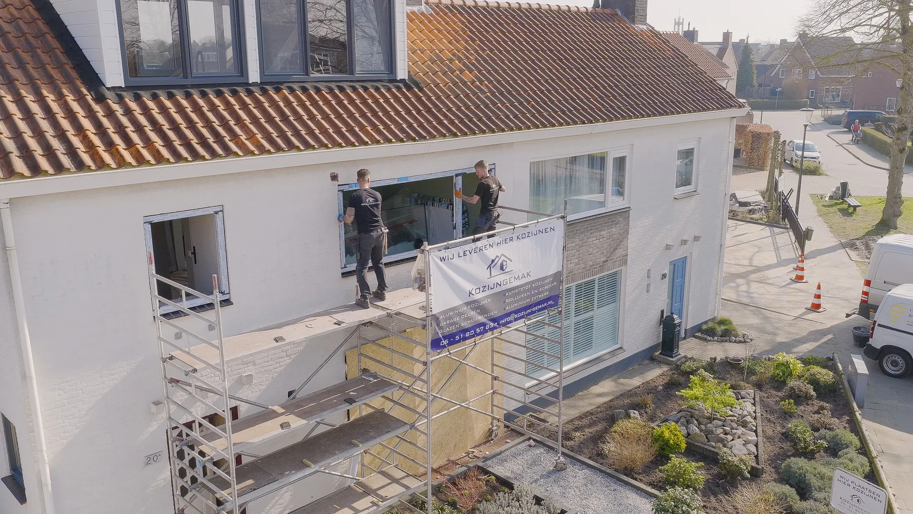 Renovatie van een woning met witte gevel in Prinsenbeek, met steiger