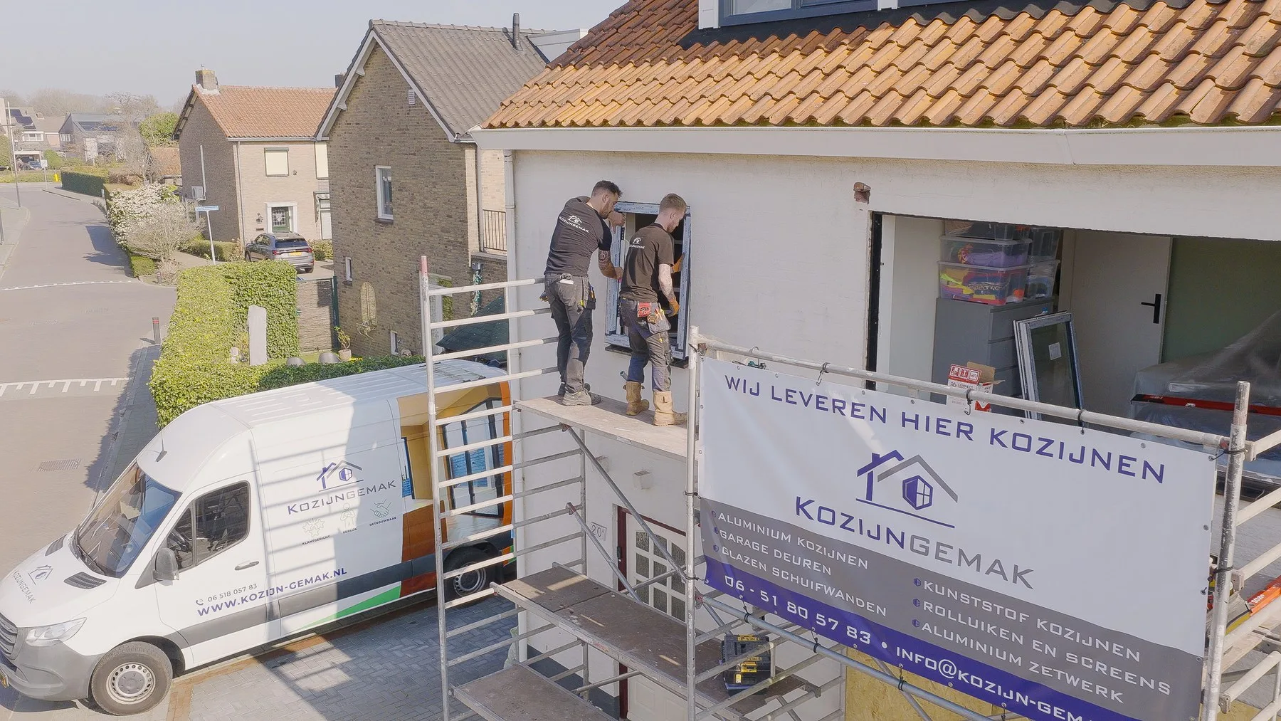 Renovatie in Prinsenbeek met het spandoek van Kozijn Gemak aan de steiger