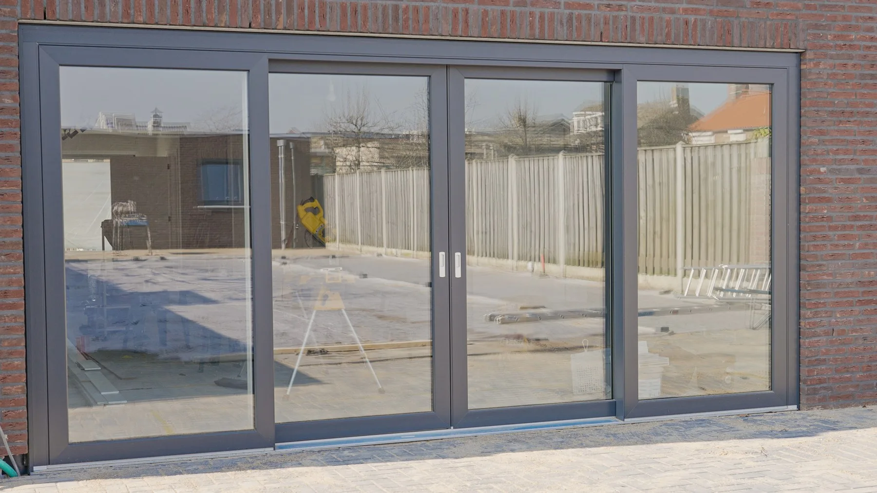 Project in Prinsenbeek: uitbouw met donkere schuifpui