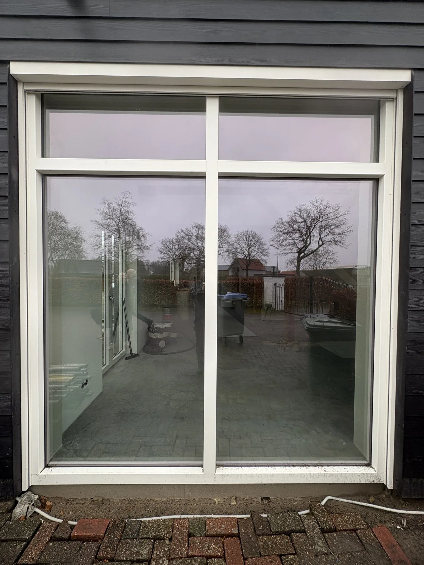 Witte tuindeuren met bovenlicht in een schuur in Rijsbergen