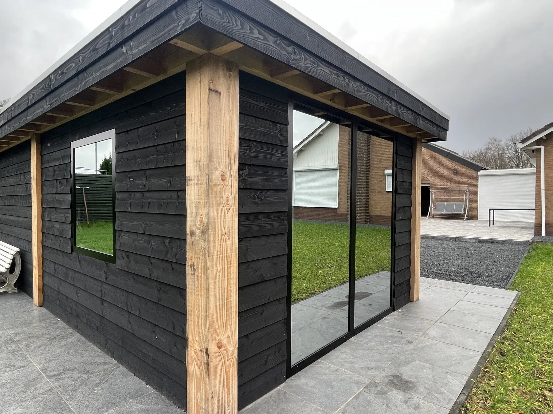 Tuinhuis in Rijsbergen met doorlopende glaspartij en zwarthouten gevel