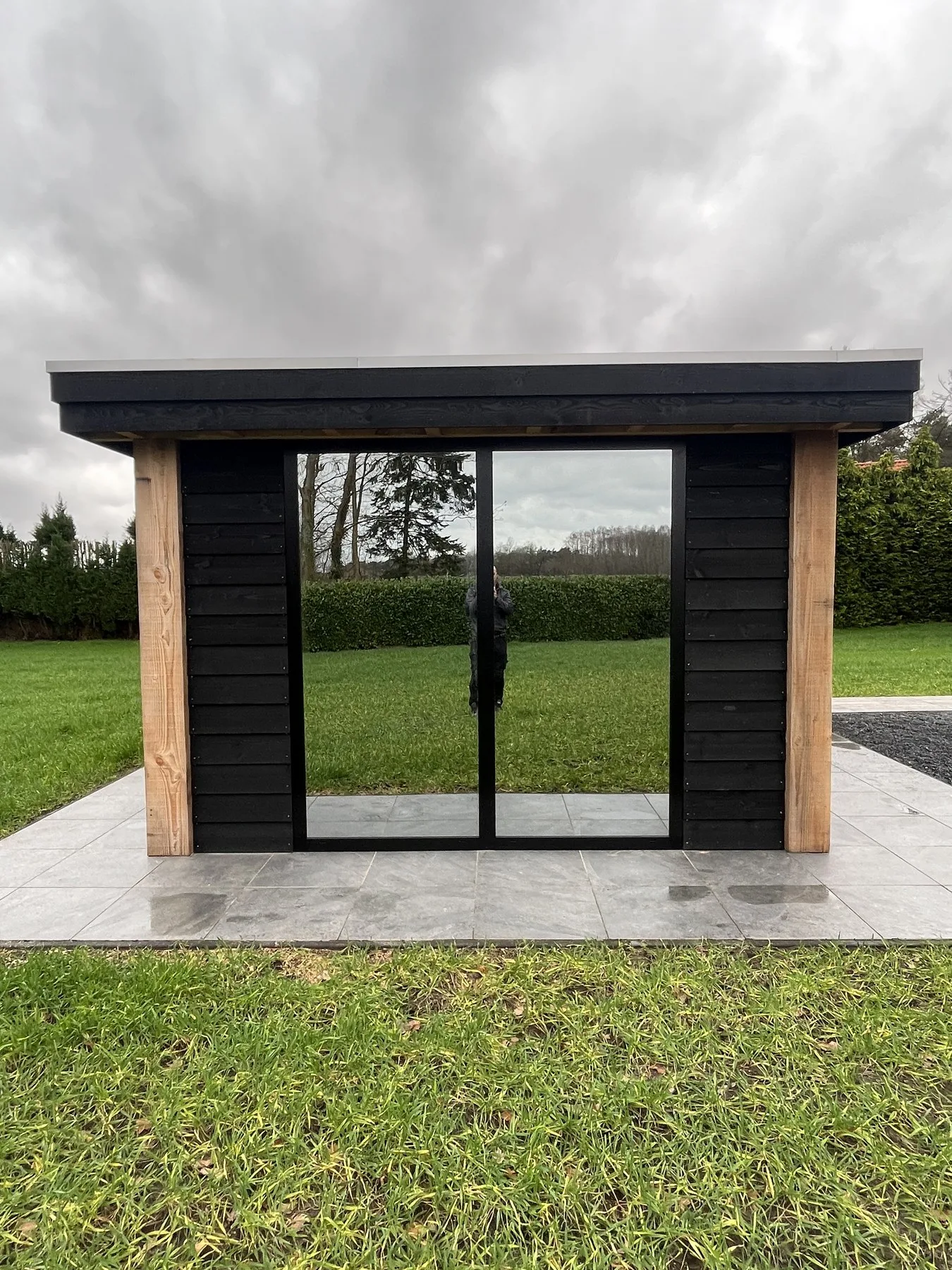 Project in Rijsbergen: tuinhuis met aluminium kozijnen en spiegelglas