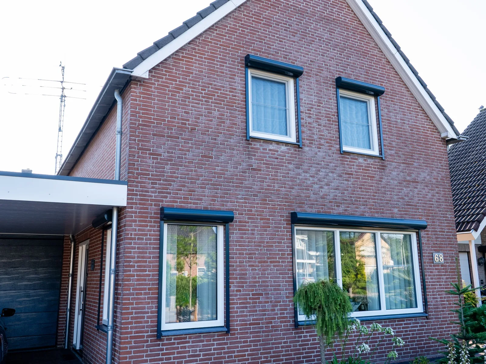 Woning in Sprundel met antracieten kunststof kozijnen