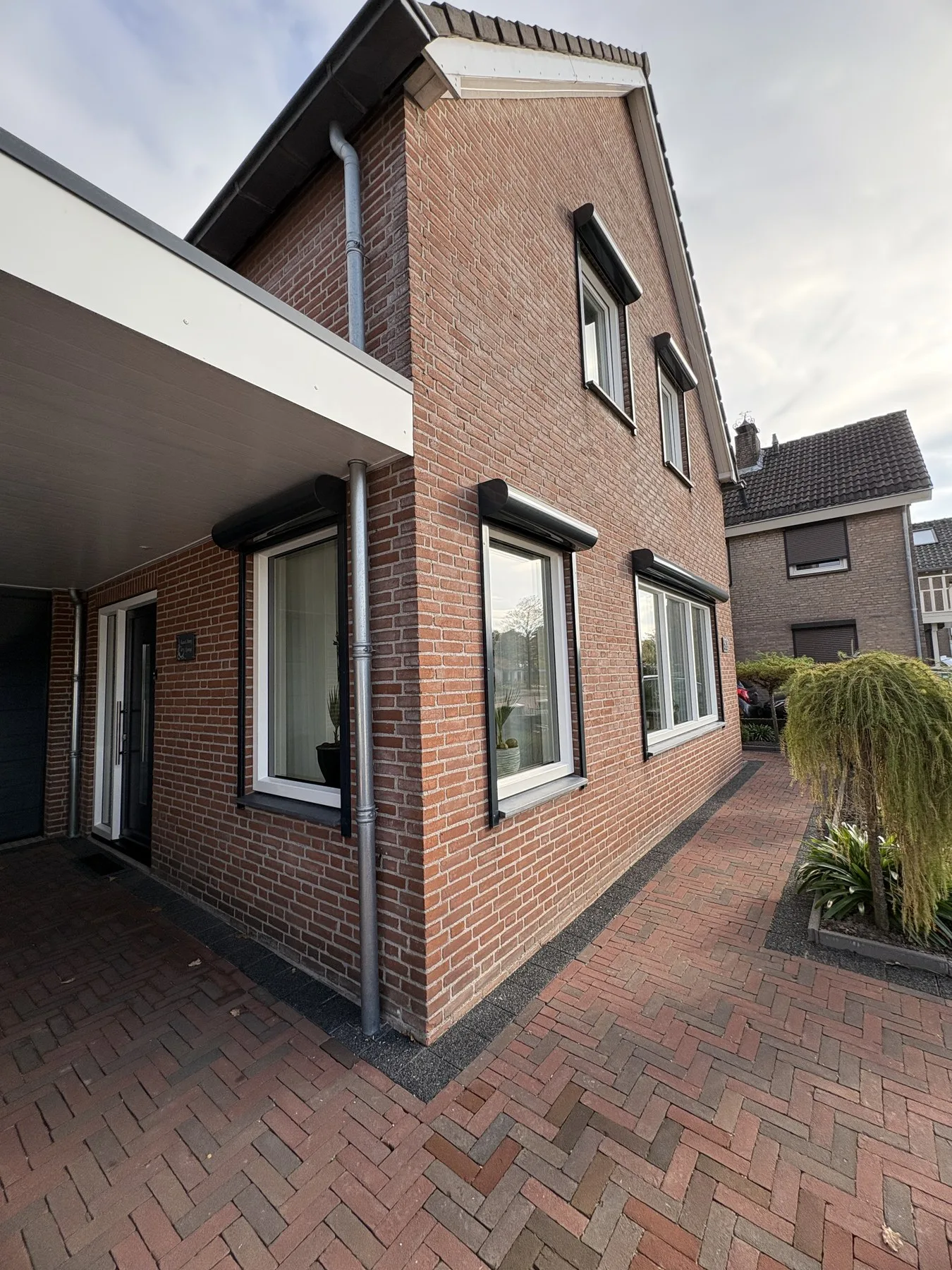 Woning in Sprundel met overkapping aan de zijkant en nieuwe kunststof kozijnen