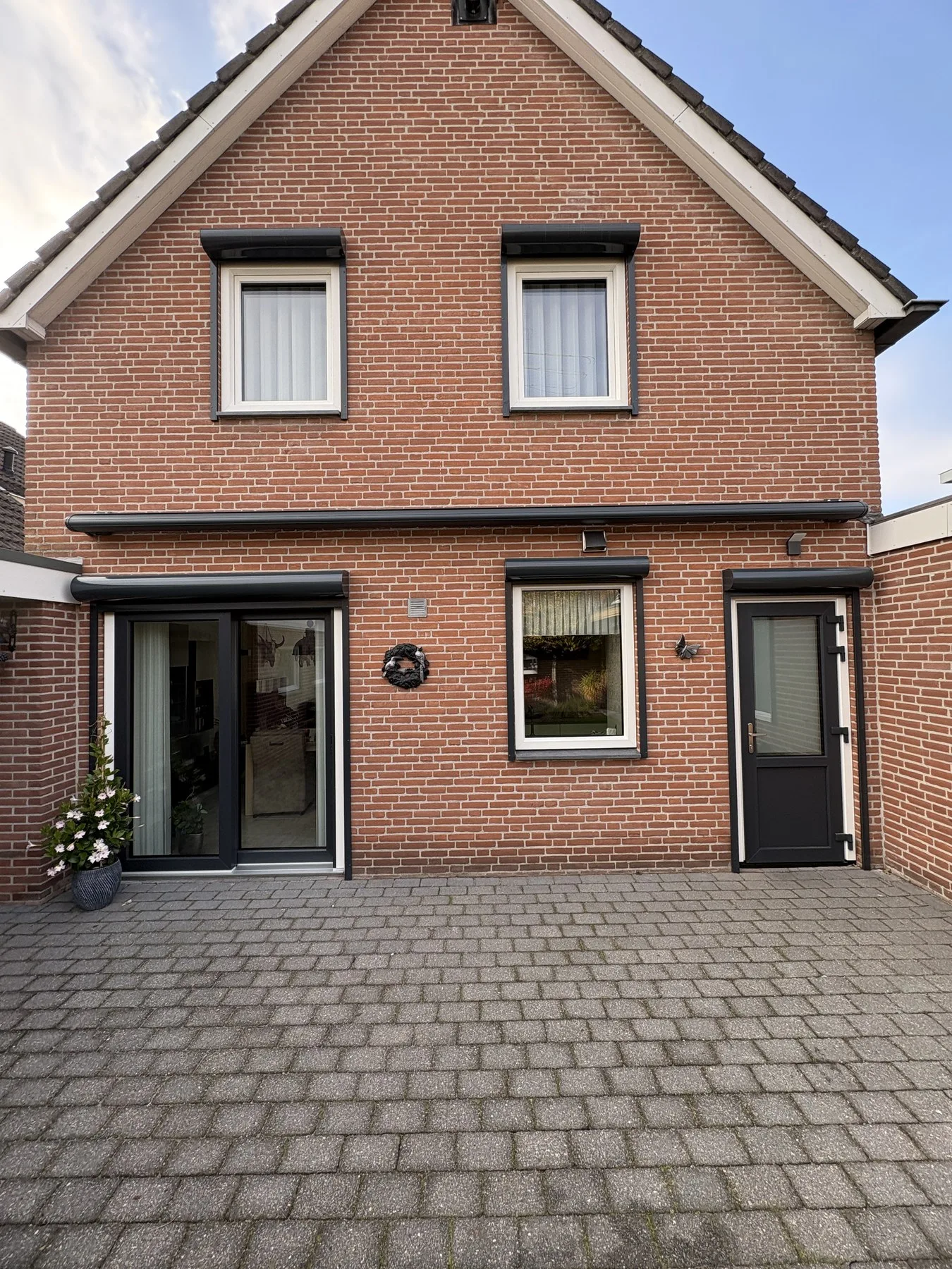 Vrijstaande woning aan de Noordereindsestraat in Sprundel met nieuwe kunststof kozijnen van Kozijn Gemak