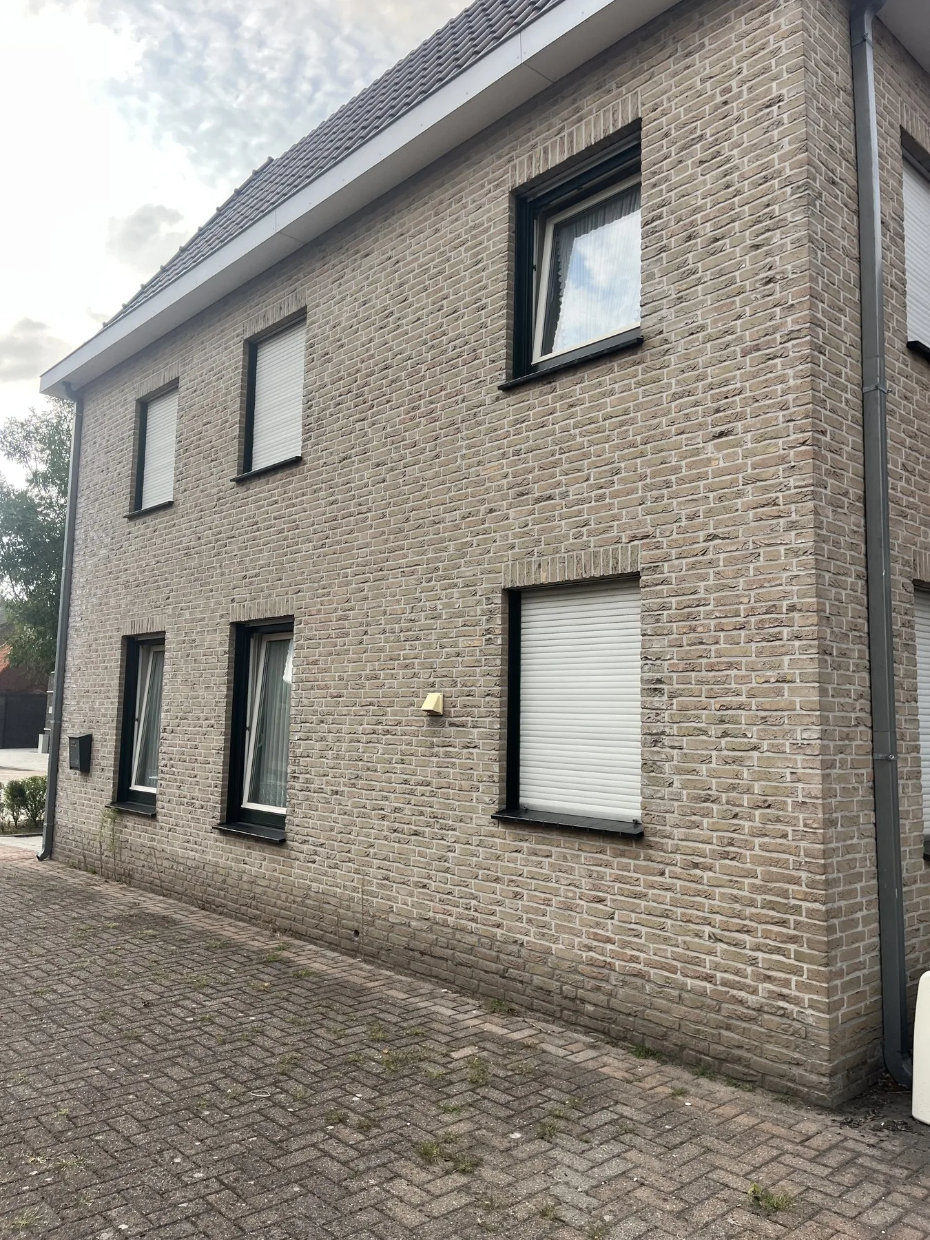 Detail van de gevel aan de Dorpsstraat in Sint-Willebrord met rolluik