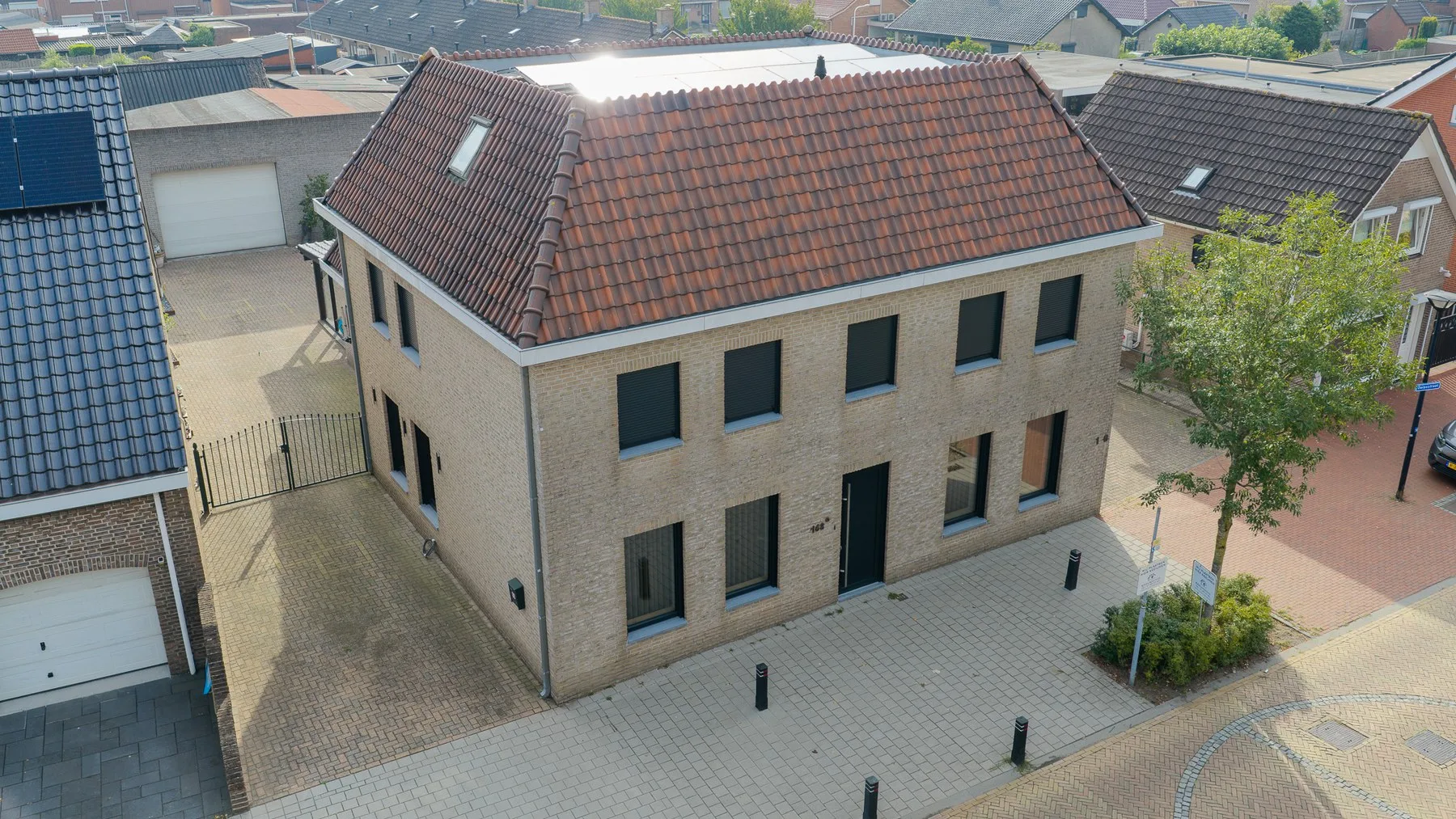 Hoekpand aan de Dorpsstraat in Sint-Willebrord met antracieten kozijnen