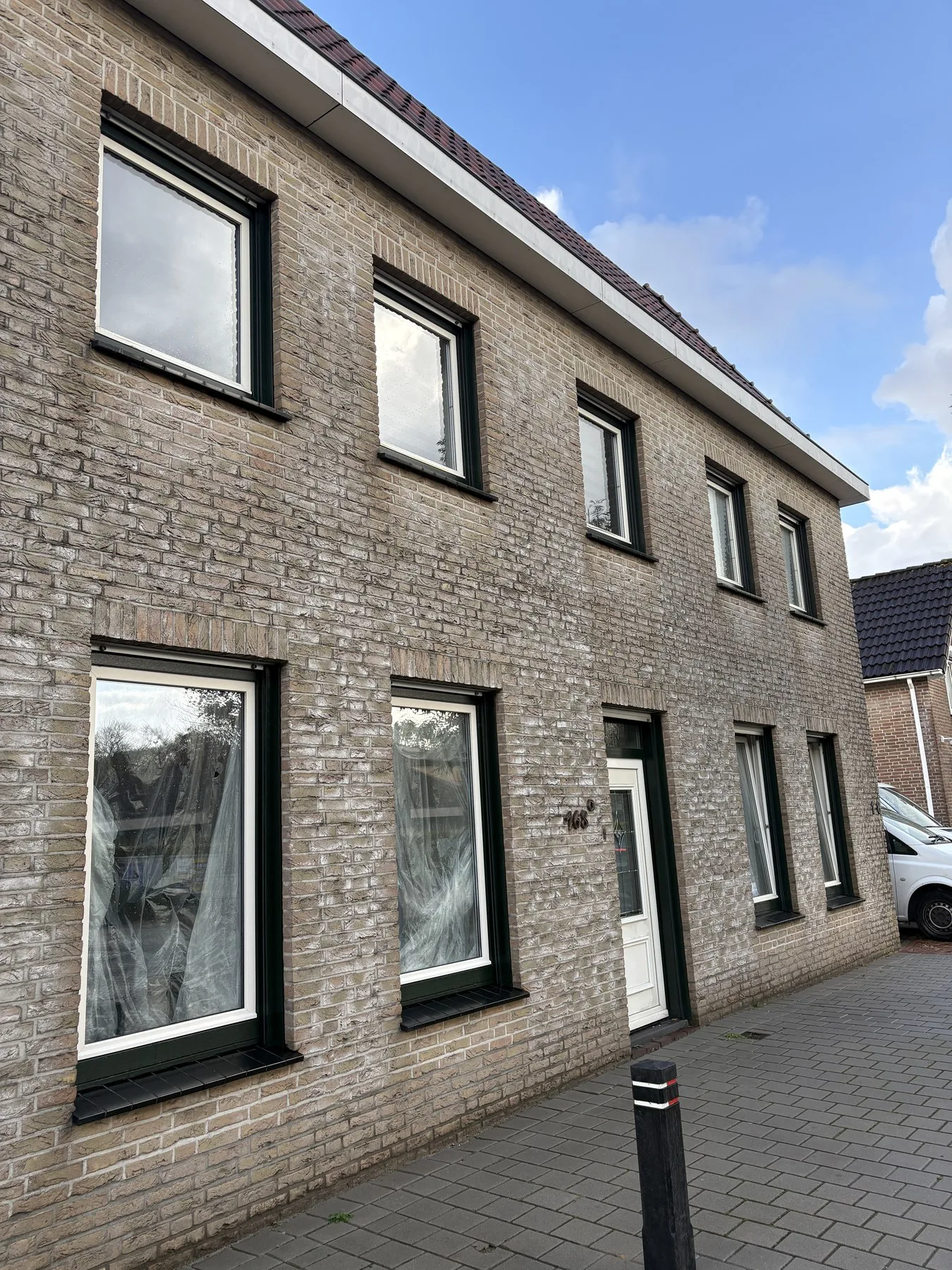 Grote raampartij met antracieten kozijnen aan de Dorpsstraat in Sint-Willebrord