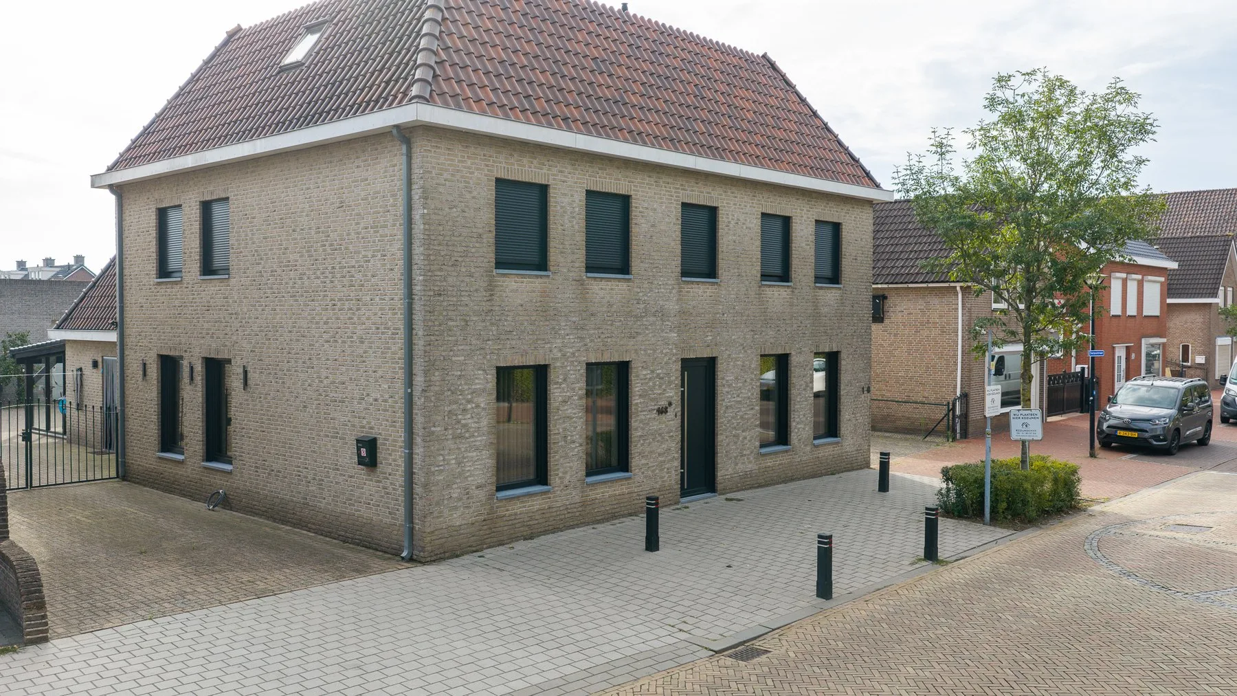 Voorgevel aan de Dorpsstraat in Sint-Willebrord met antracieten kunststof kozijnen
