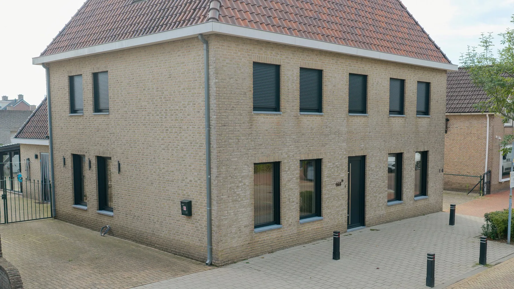 Zijgevel van het pand aan de Dorpsstraat in Sint-Willebrord met nieuwe kozijnen
