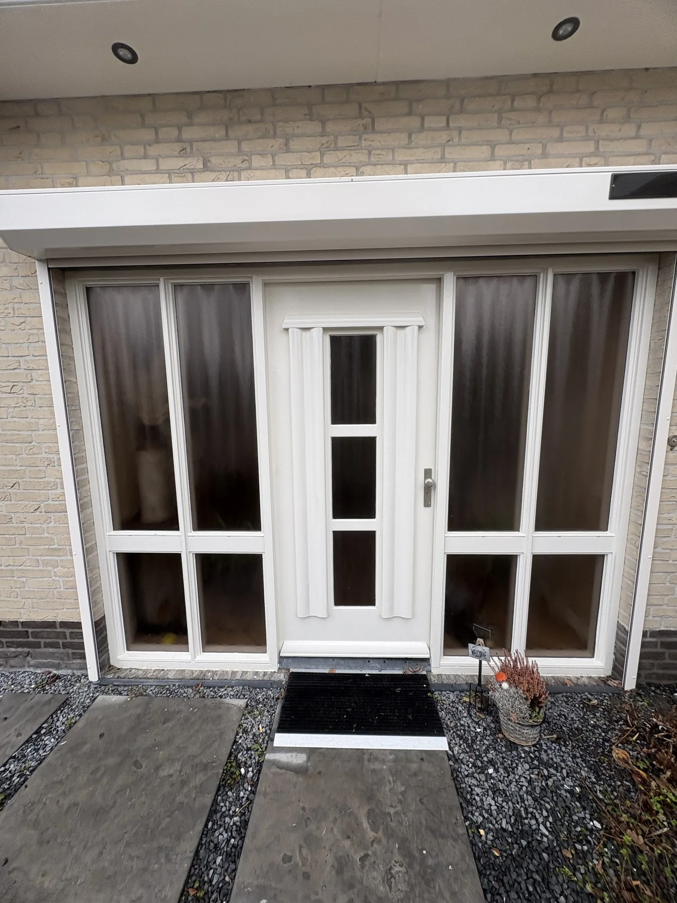 Witte achterdeur met zijlichten in Sint-Willebrord