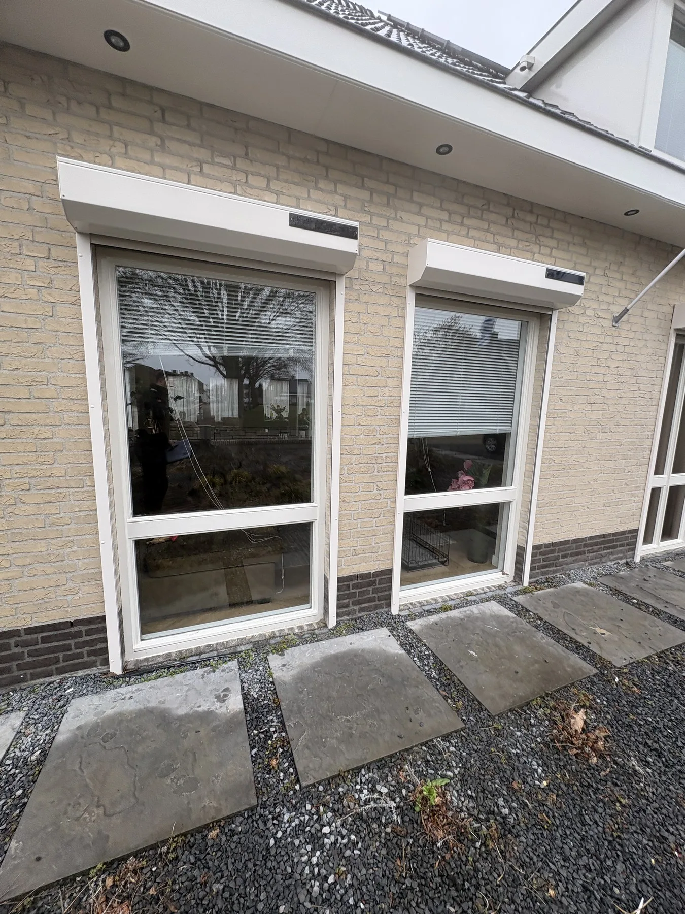 Kunststof kozijnen met rolluiken aan een woning in Sint-Willebrord