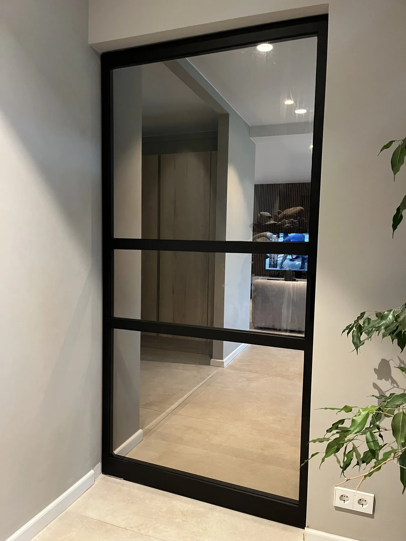 Stalen binnendeur met glasverdeling in een woning in Sint-Willebrord