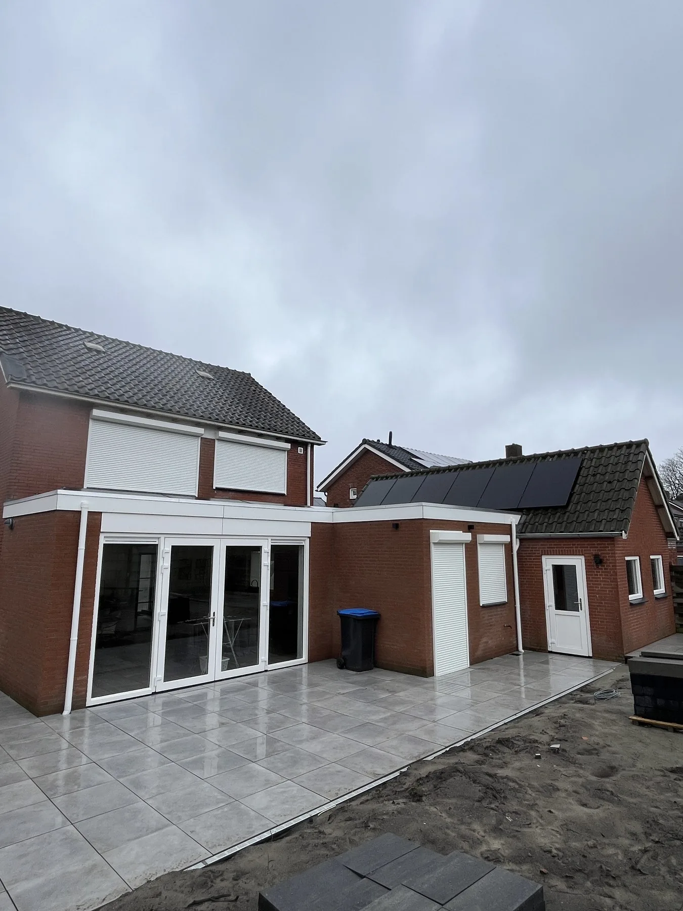 Aanbouw in Wouw met witte kunststof kozijnen en schuifdeuren