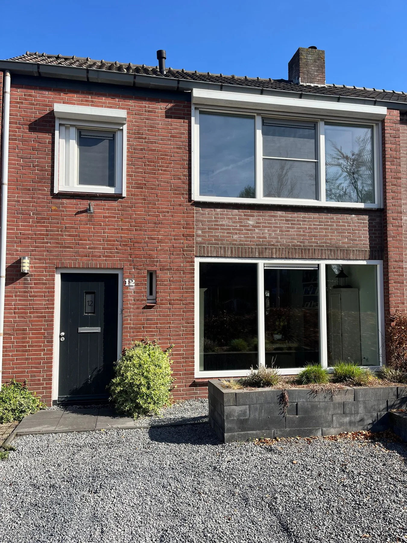 Twee-onder-een-kapwoning in Wouw met witte kozijnen en een antracieten voordeur