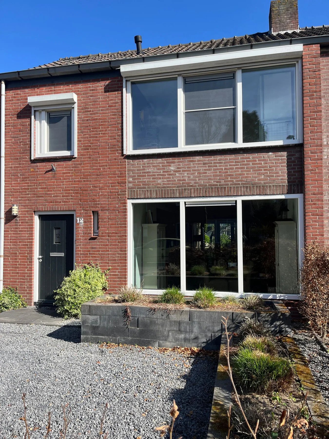Grote woonkamerraampartij in Wouw met witte kunststof kozijnen