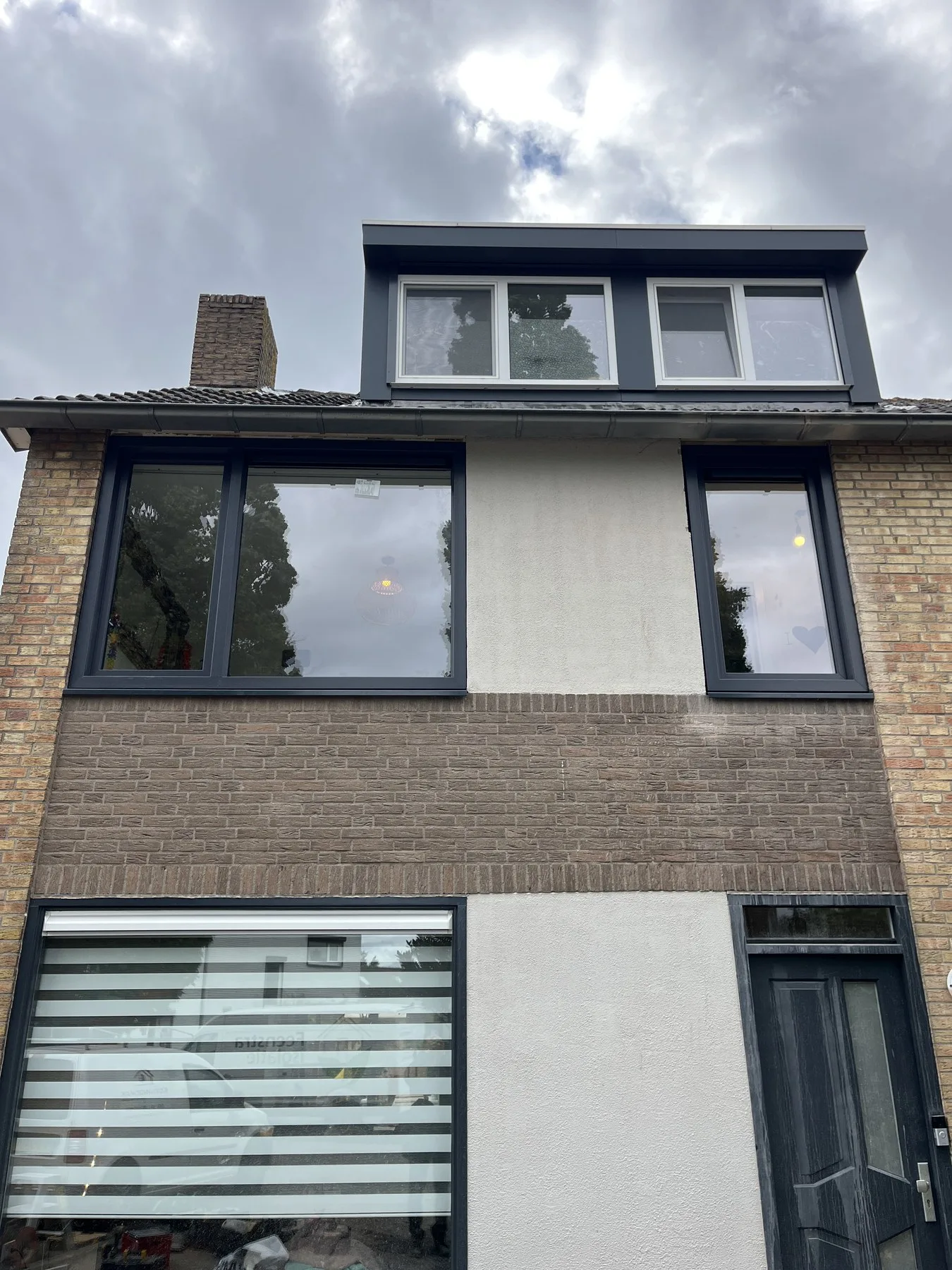 Woning in Wouw met antracieten kunststof kozijnen