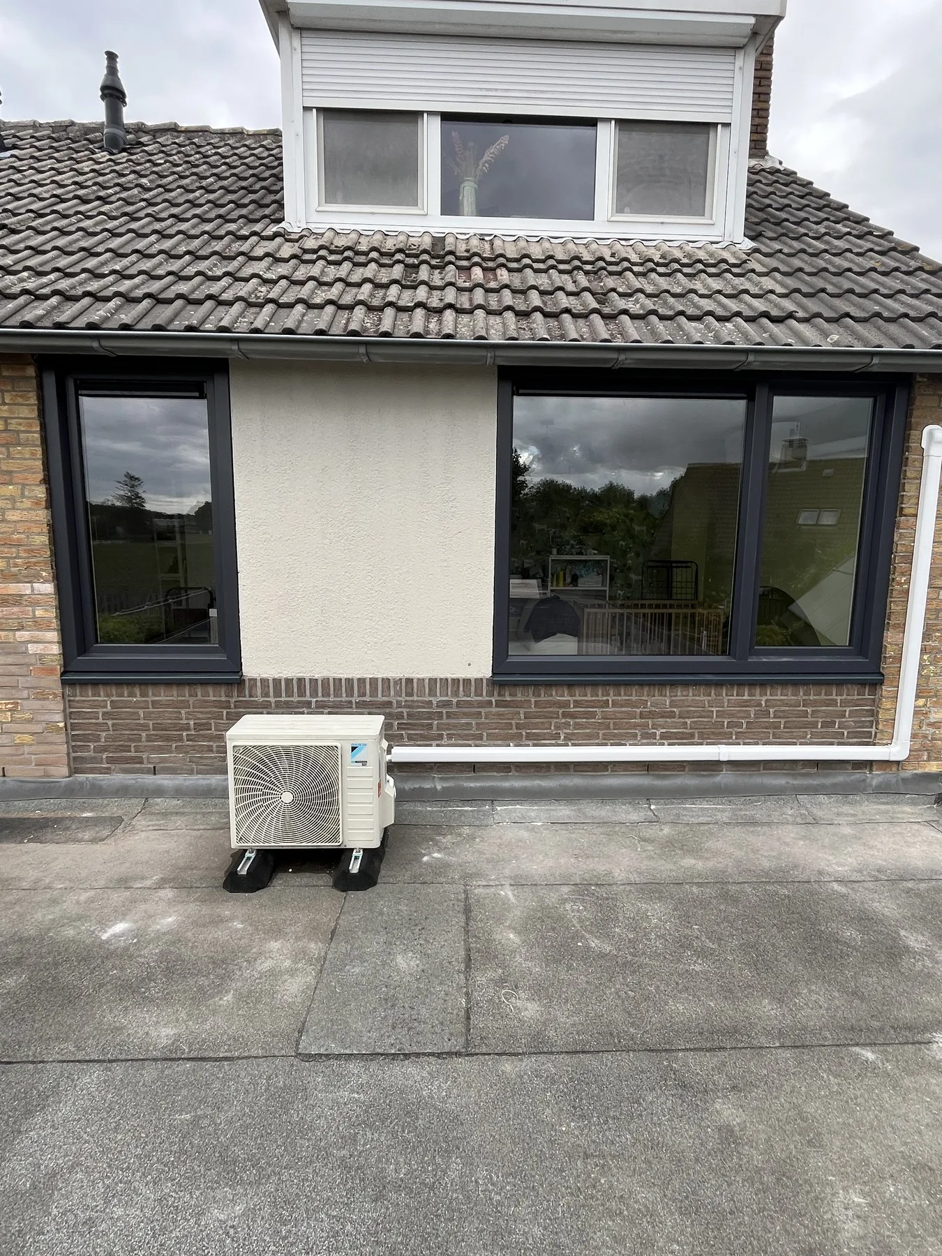 Dakkapel met nieuwe kozijnen bij een woning in Wouw