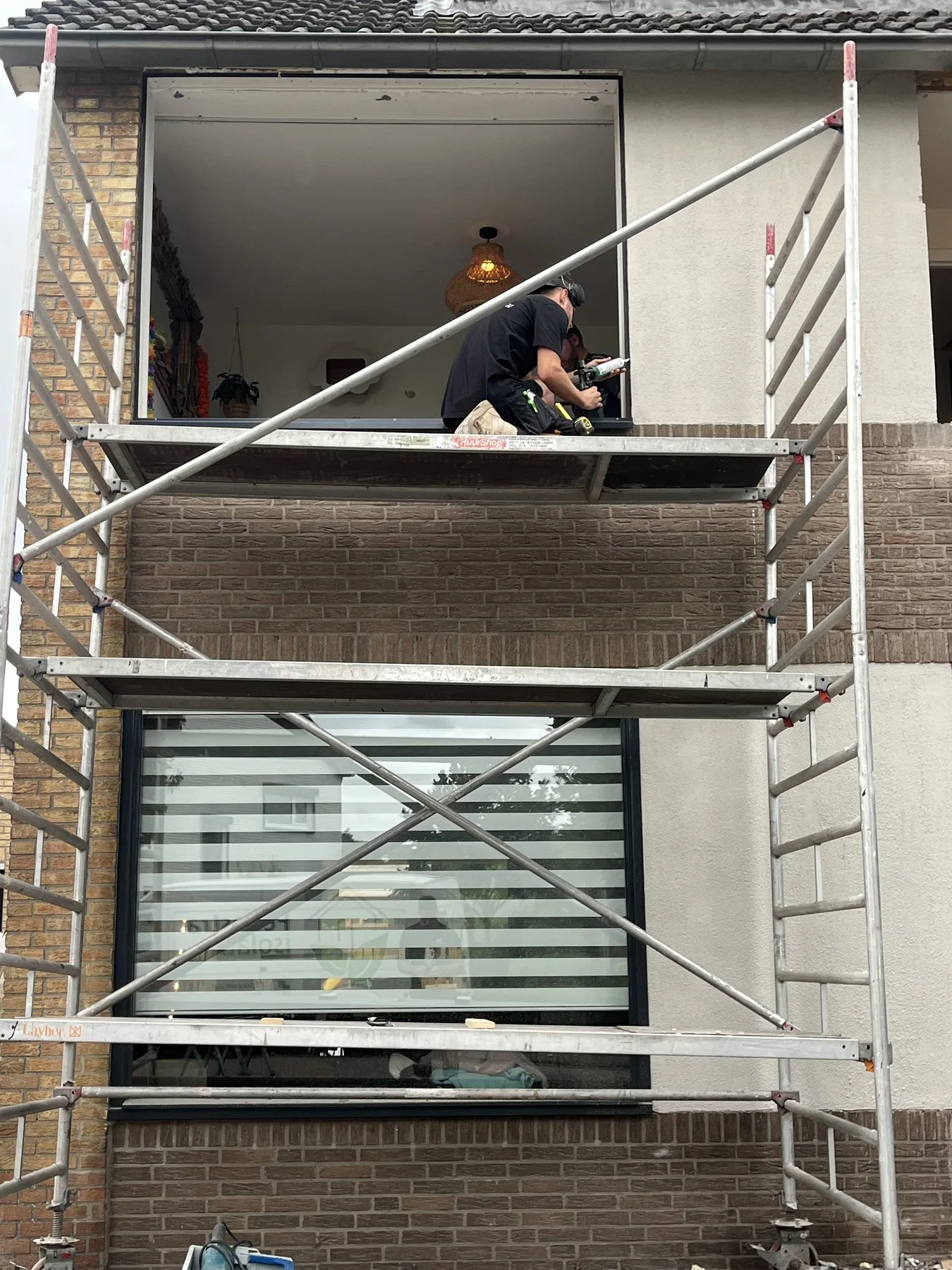 Montage van een grote raampartij vanaf de steiger in Wouw