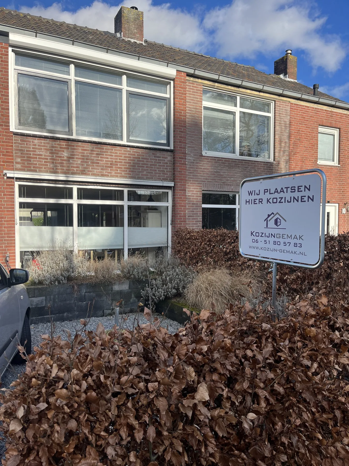 Woning in Wouw met de oude kozijnen, met het bord van Kozijn Gemak in de voortuin