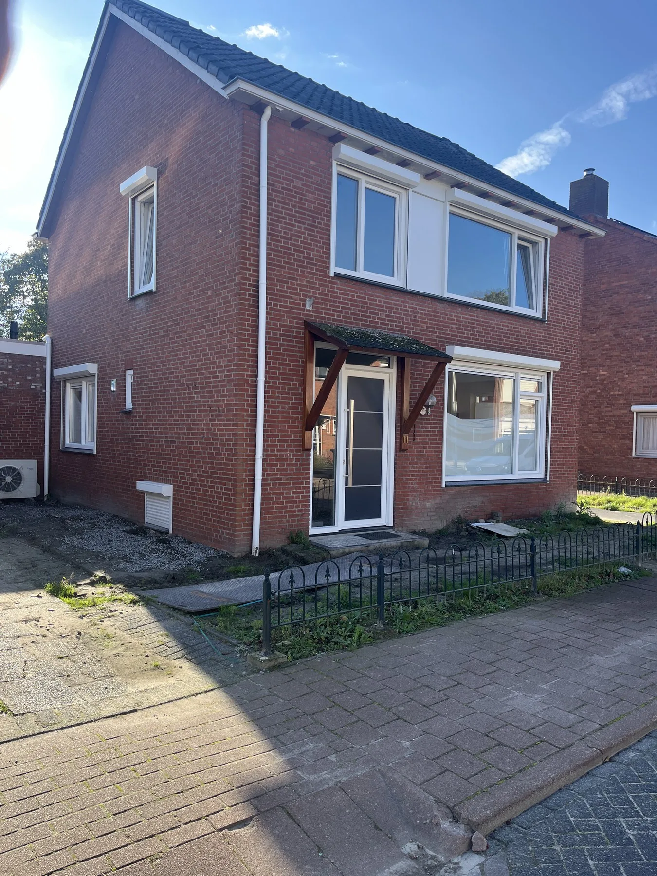 Zijgevel van de woning in Wouw met nieuwe kunststof kozijnen
